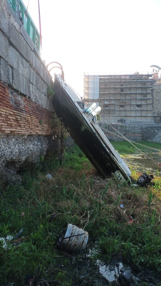 POZZUOLI Ripulita La Darsena Rimosse Barche Abbandonate Il Sindaco